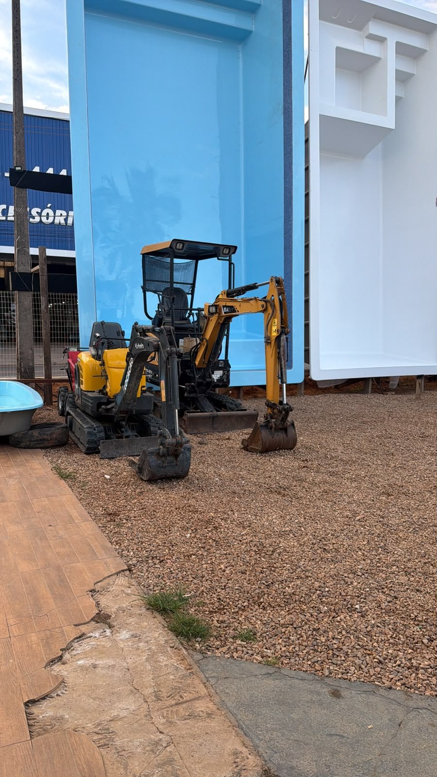 Mini escavadeira da frota Castelli pronta para locação e serviço — foto 2